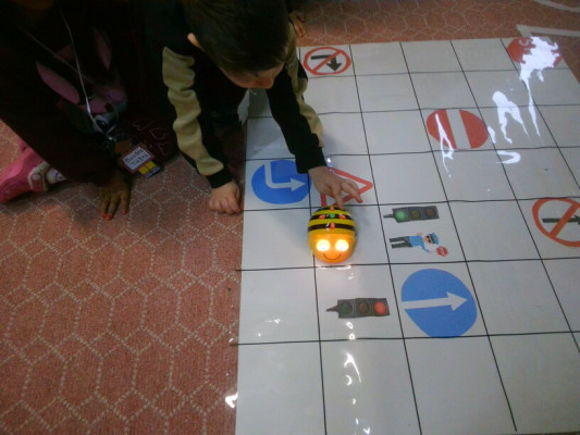 Μαθαίνουμε τον Κ.Ο.Κ . με τη Ρούλα τη μελισσούλα!