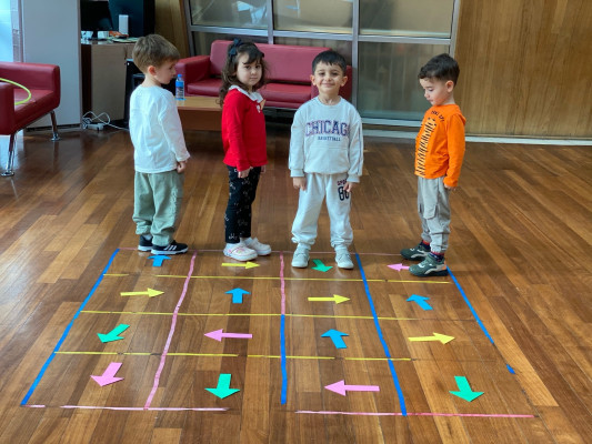 Renkli oklarla yönümü buluyorum