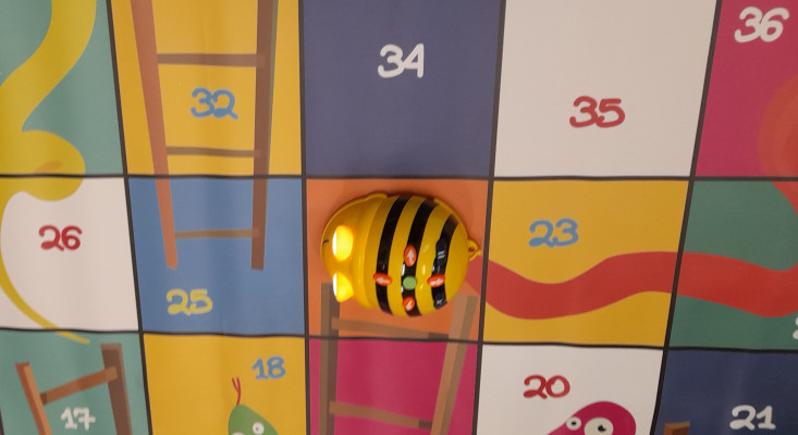 Η Beebot παίζει φιδάκι