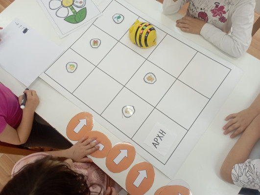 Το beebot πετά, στο λουλούδι του Λ σταματά