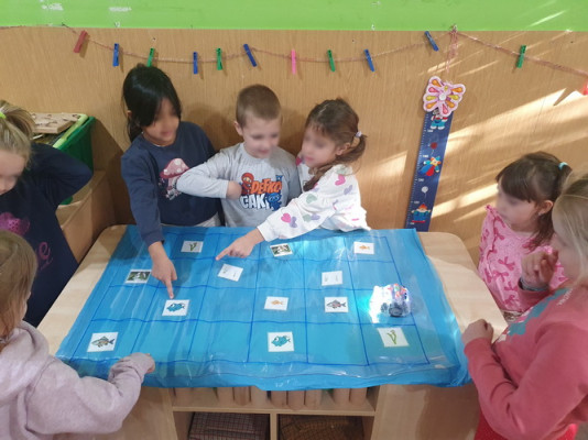 Title:The little fish in the pond are playing hide and seek Organized by: 52nd Kindergarten of Patras