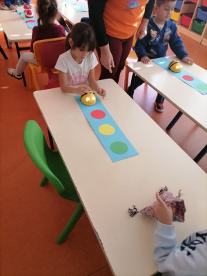 O Super Doc em Missão: Segue o Caminho das Cores do Dado!