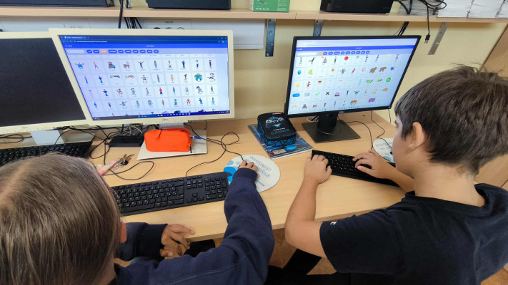 Osnovno programiranje — uporaba vizualnih blokov (Scratch)
