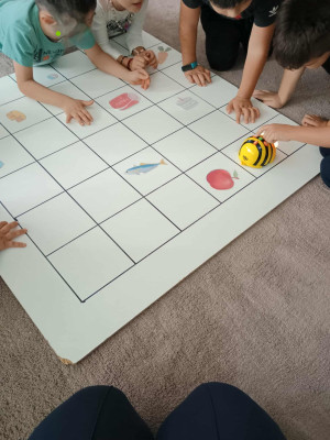 Η μελισσούλα bee-bot ανακαλύπτει τις υγιεινές και ανθυγιεινές τροφές