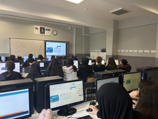 E-Twinning ile Okula Dönüş- Günlük Hayattan Sınıfa: Robotik Kodlama ile Trafik Işıkları Simülasyonu