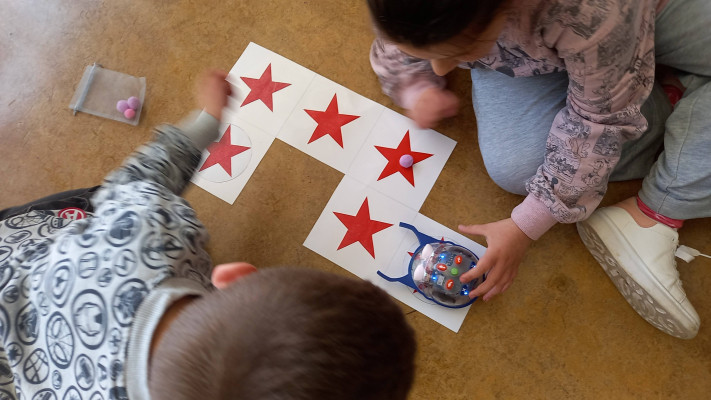 Programar Caminhos entre Estrelas Coloridas