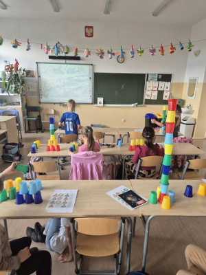 CodeWeek - Kolorowe kubeczki w ruch z Kodowanie na dywanie