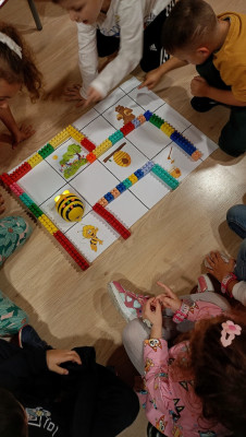 " Σώσε τη Bee Bot απο την αρκούδα! "