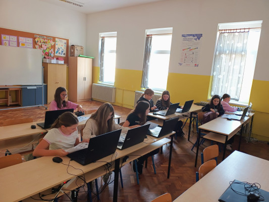 Programiraj i osvoji zvjezdicu! - Od algoritma do kviza u Scratchu