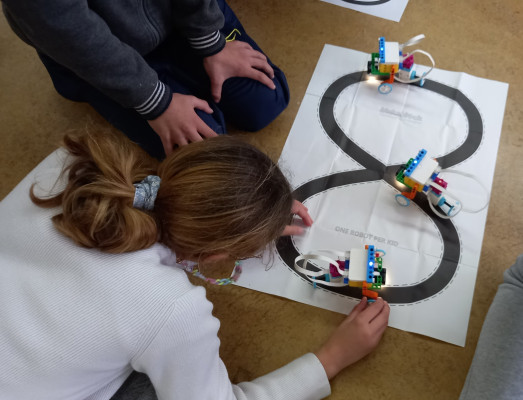 Robô "Segue Linhas" com o LEGO Spike Essential