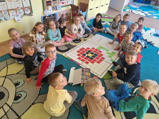Majowa łąka z kodowanie na dywanie