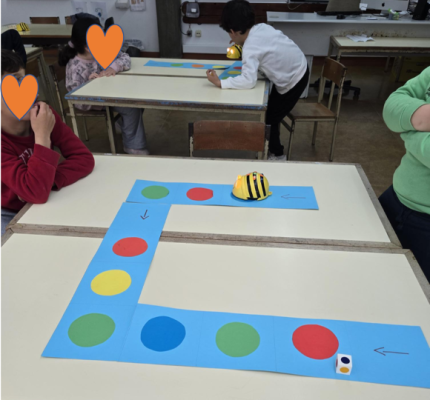 Lança o dado e programa o percurso do Bee-Bot!