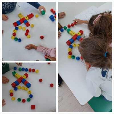 Ανασύνθεση της λέξης ΟΧΙ με χάντρες και τετράγωνα