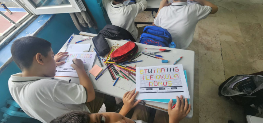 eTwinning ile Okula Dönüş Renkli Kare Kodlama