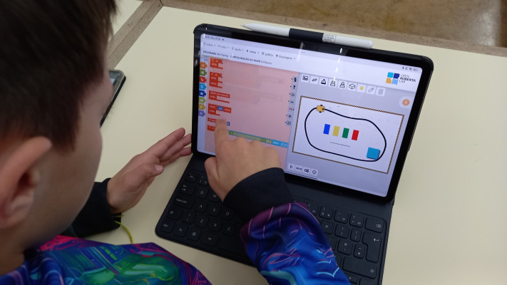 Robô virtual e linhas coloridas