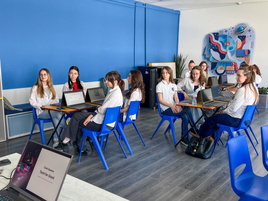 Code Queens: Tech for Good – момичета, които променят света, посветен на момичетата в STEM  чрез технологии