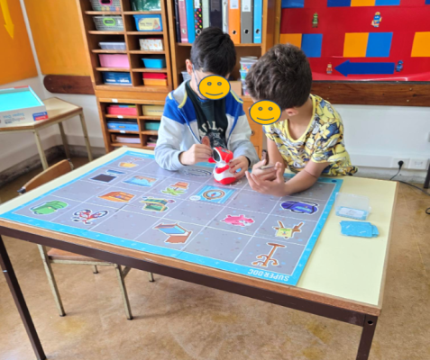Sortear cartas, programar caminhos.