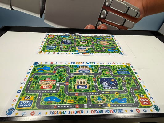 Minik Kodlayıcıların Görev Kartları ile Rota Keşfi: Tale-Bot, LEGO Robotics ve Minecraft Serüveni