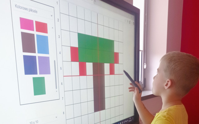 Przedszkole Miejskie nr 17 im. Fryderyka Chopina w Toruniu, Smerfy - jesienne drzewo- kodowanie z tablicą ineraktywną