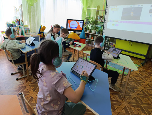 Маленькі цифроі творці: Граємо, програмуємо та знайомимося з ШІ