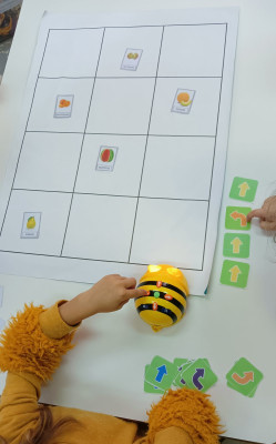 Η Bee-Bot ψάχνει τα φρούτα των εποχών!