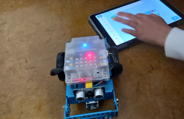 mBot evita obstáculos