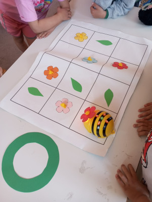 “Η BeeBot μαζεύει λουλούδια και φτιάχνει το στεφάνι της Πρωτομαγιάς”