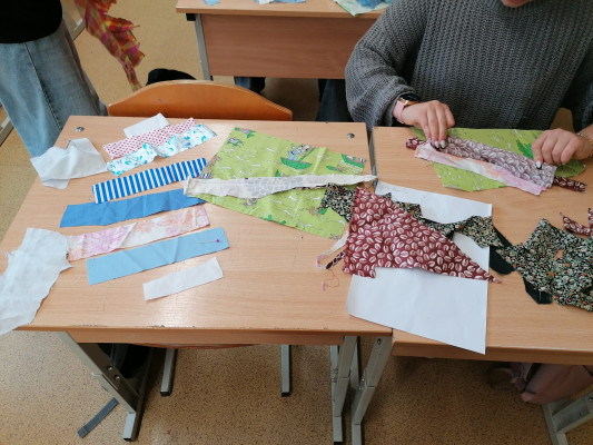 Virtuves cimda šūšana tekstilmozaīkas tehnikā.
