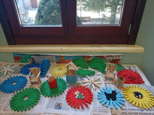 "Inventiamo e costruiamo con... le mollette di legno!"