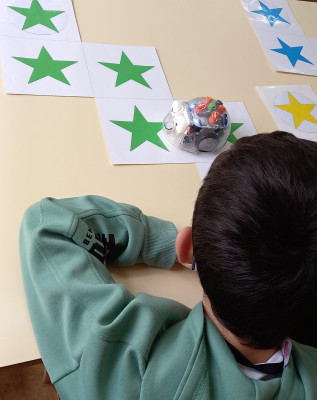 Programar Caminhos entre Estrelas Coloridas