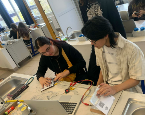 Robotfények és titkos jelek – Micro:bit kaland