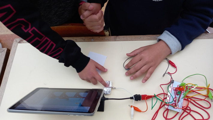 Novas aprendizagens com Makey Makey