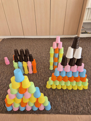 CodeWeek'owa wieża z kubków z Kodowanie na dywanie