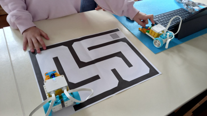 Percursos e itinerários com robôs LEGO Spike Essential