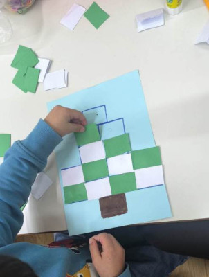 Χιονισμένο χριστουγεννιάτικο δέντρο- pixel art