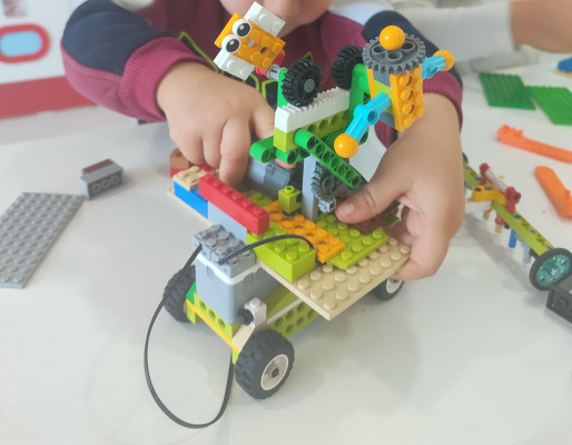 Çarklar ve Motorlar: Hareketli Robot Tasarımı